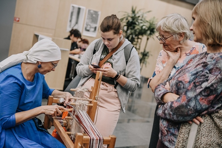 Tradicionālo prasmju apgūšanas pasākums «Satiec savu meistaru 2020» pulcē kuplu interesentu loku Tradicionālo prasmju apgūšanas pasākums «Satiec savu meistaru 2020» pulcē kuplu interesentu loku 290457