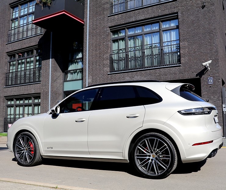 Travelnews.lv apceļo Rīgu ar jaudīgo un jauno «Porsche Cayenne GTS» 290940