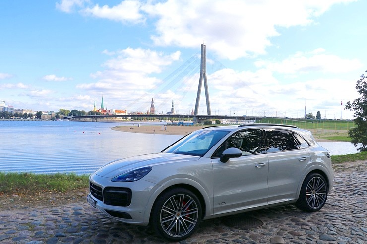 Travelnews.lv apceļo Rīgu ar jaudīgo un jauno «Porsche Cayenne GTS» 290942