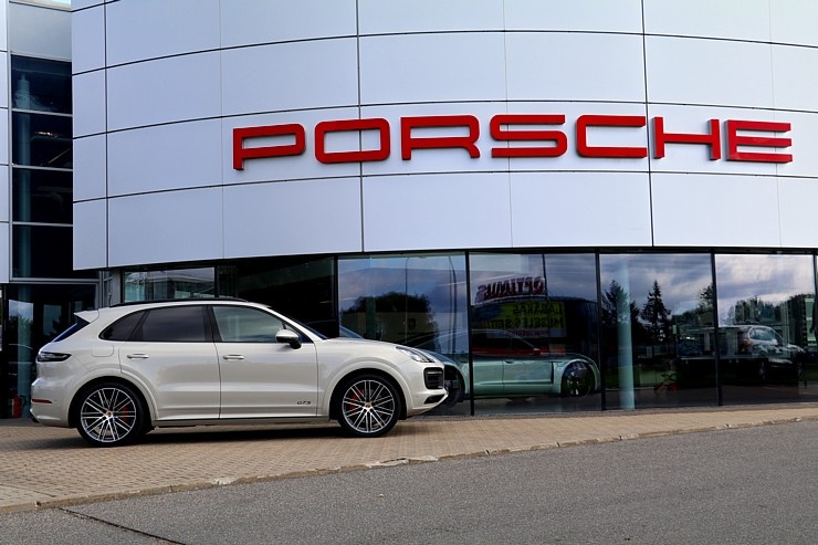 Travelnews.lv apceļo Rīgu ar jaudīgo un jauno «Porsche Cayenne GTS» 290954