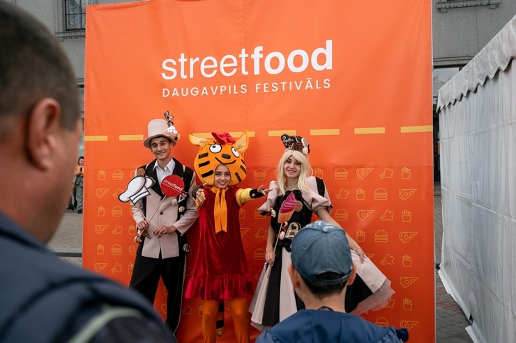 Iepazīsti pirmo Street Food festivālu Daugavpilī, kas notika 12.09.2020. Foto: Andrejs Jemeļjanovs Iepazīsti pirmo Street Food festivālu Daugavpilī, kas notika 12.09.2020. Foto: Andrejs Jemeļjanovs 290998