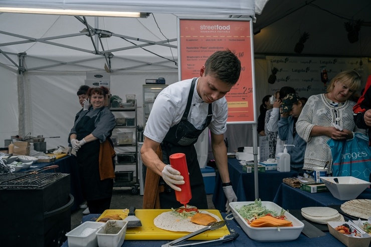 Iepazīsti pirmo Street Food festivālu Daugavpilī, kas notika 12.09.2020. Foto: Andrejs Jemeļjanovs Iepazīsti pirmo Street Food festivālu Daugavpilī, kas notika 12.09.2020. Foto: Andrejs Jemeļjanovs 291002