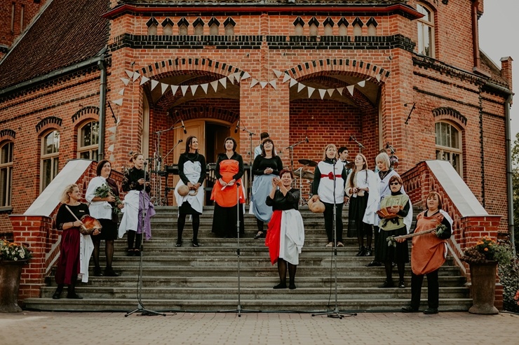 Jaunmoku pilī tiek atzīmēti Dārza svētki «pārMAINĪTies». Foto: Sabīne Unda 291688