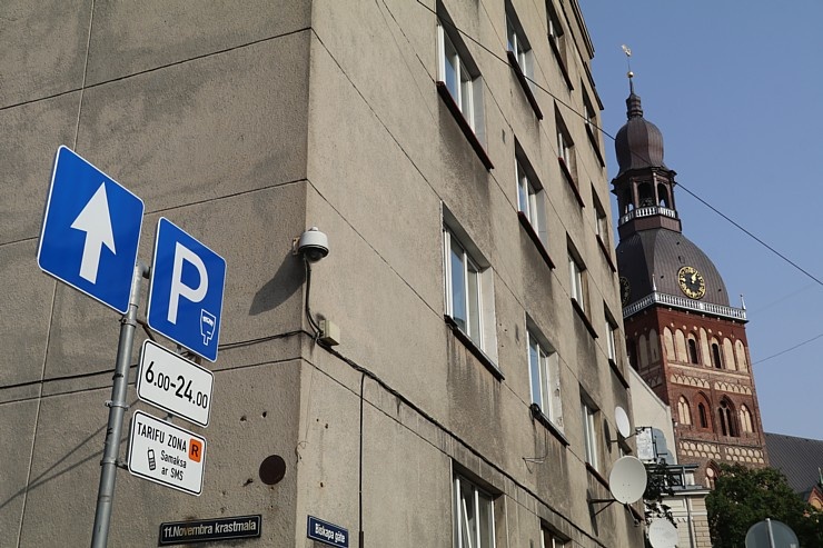 Neuzmanīgākie Vecrīgas restorānu un muzeju apmeklētāji par autostāvvietu maksās sodu 53 eiro apmērā, jo tagad B zona ir kļuvusi par R zonu Neuzmanīgākie Vecrīgas restorānu un muzeju apmeklētāji par autostāvvietu maksās sodu 53 eiro apmērā, jo tagad B zona ir kļuvusi par R zonu 291851