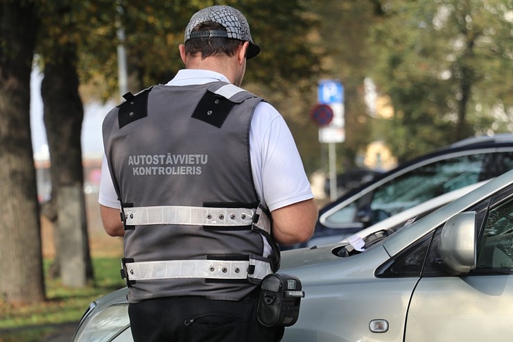Neuzmanīgākie Vecrīgas restorānu un muzeju apmeklētāji par autostāvvietu maksās sodu 53 eiro apmērā, jo tagad B zona ir kļuvusi par R zonu Neuzmanīgākie Vecrīgas restorānu un muzeju apmeklētāji par autostāvvietu maksās sodu 53 eiro apmērā, jo tagad B zona ir kļuvusi par R zonu 291858
