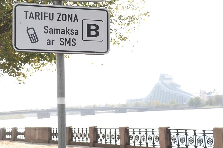 Neuzmanīgākie Vecrīgas restorānu un muzeju apmeklētāji par autostāvvietu maksās sodu 53 eiro apmērā, jo tagad B zona ir kļuvusi par R zonu Neuzmanīgākie Vecrīgas restorānu un muzeju apmeklētāji par autostāvvietu maksās sodu 53 eiro apmērā, jo tagad B zona ir kļuvusi par R zonu 291861