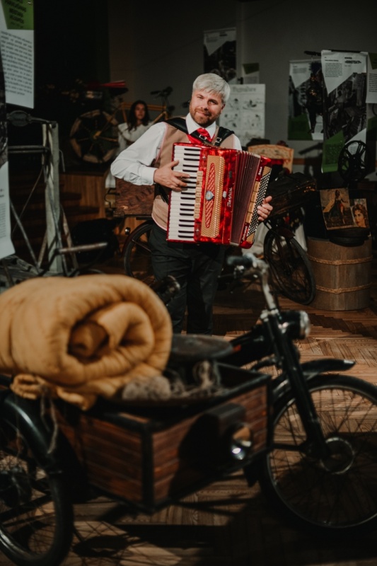 Sigulda vilina tūristus ar jaunu piedāvājumu - Retro velo izstādi. Foto: Ginta Zīverte 292237