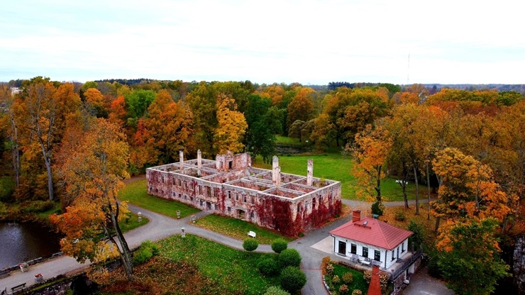 «Rankas muiža» ietērpusies košās rudens krāsās. Foto: Rankasmuiza.lv 292443