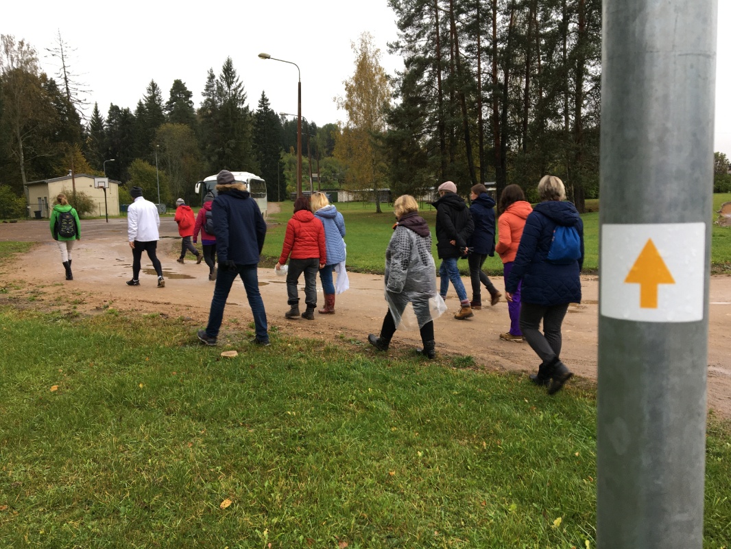 Pilsētvidē balti-dzelteni-baltās krāsotās svītras nomaina akurātas virziena norādes uzlīmes 293227