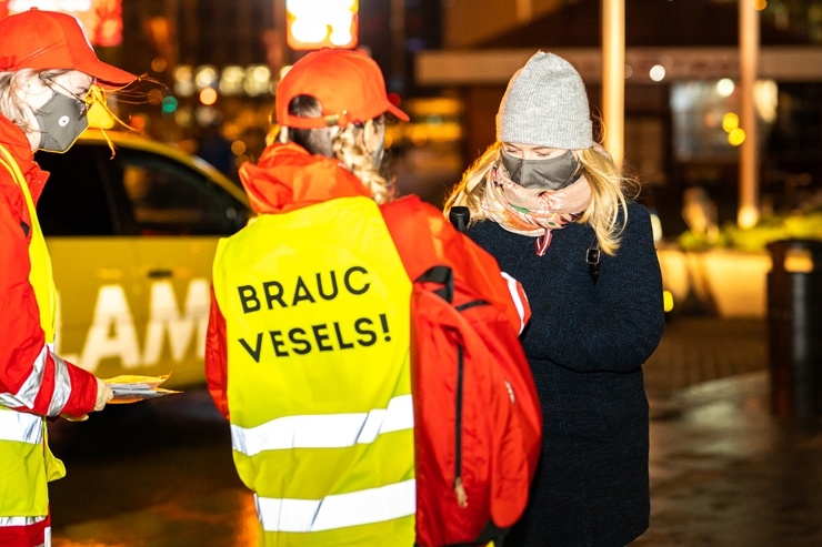 Latvijas Sarkanā krusta brīvprātīgie Rīgā dala bezmaksas sejas maskas. Foto Kaspars Dobrovoļskis Latvijas Sarkanā krusta brīvprātīgie Rīgā dala bezmaksas sejas maskas. Foto Kaspars Dobrovoļskis 294640