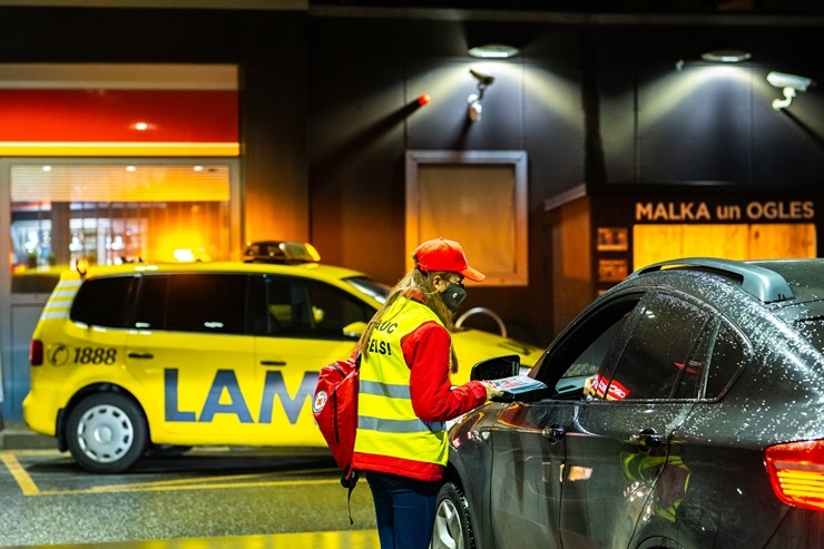 Latvijas Sarkanā krusta brīvprātīgie Rīgā dala bezmaksas sejas maskas. Foto Kaspars Dobrovoļskis Latvijas Sarkanā krusta brīvprātīgie Rīgā dala bezmaksas sejas maskas. Foto Kaspars Dobrovoļskis 294652
