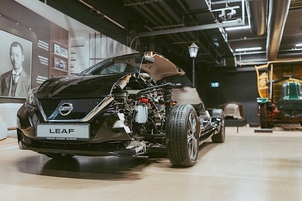 Ko Rīgas Motormuzejā dara uz pusēm pārgriezts Nissan Leaf?