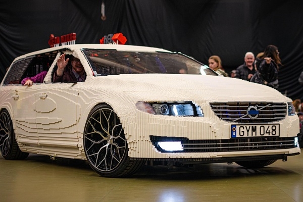 Braucams «Volvo» no «LEGO» klucīšiem piestās izstādē «Auto 2025»