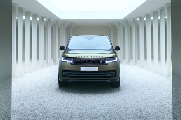 «Range Rover» Milānas Dizaina nedēļā piedāvā ceļojumu laikā