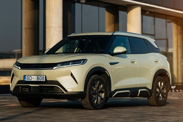 Autoindustrijas izstādē «Auto 2025» prezentē elektrisko pilsētas SUV –  BYD ATTO 2