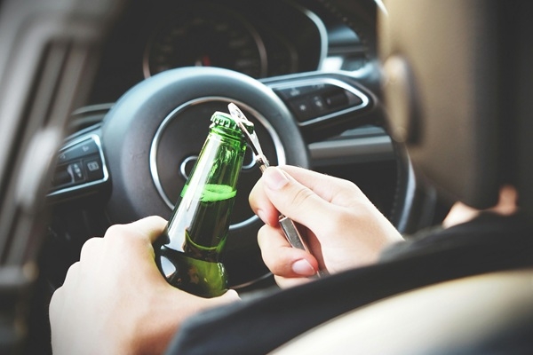 Pētījums: Vīrieši divreiz biežāk sēžas pie stūres alkohola reibumā