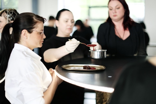 Laiks uz šķīvja: Rīgas Mākslas nedēļā piedzīvo gastronomisko provokāciju