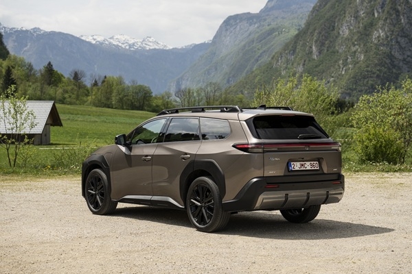 Pilnībā elektriskais «Toyota bZ4X Touring» jau dīleru salonos