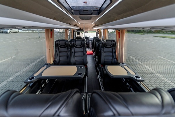 Mazām ceļojumu grupām Sprinter klase piebrauc tuvāk, kur lielais autobuss nevar iebraukt