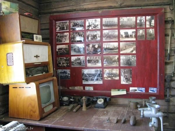 Retro-motociklu-un-senlietu-kolekcija-Cirulisi Retro motociklu un senlietu kolekcija 