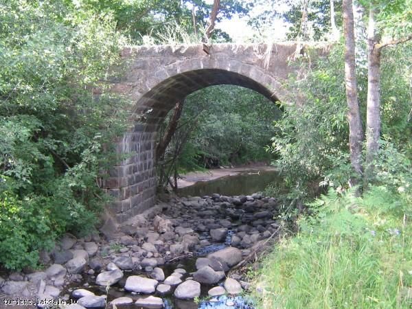 Arkveida-akmens-tilts-par-Pogulankas-Salienas-upi Arkveida akmens tilts pār Poguļankas (Salienas) upi